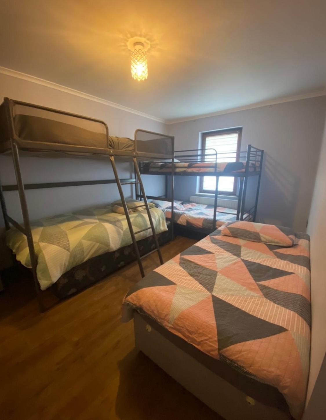 Dorm Room 5-6 People Shared Bathroom Outside Room Dublín Exterior foto